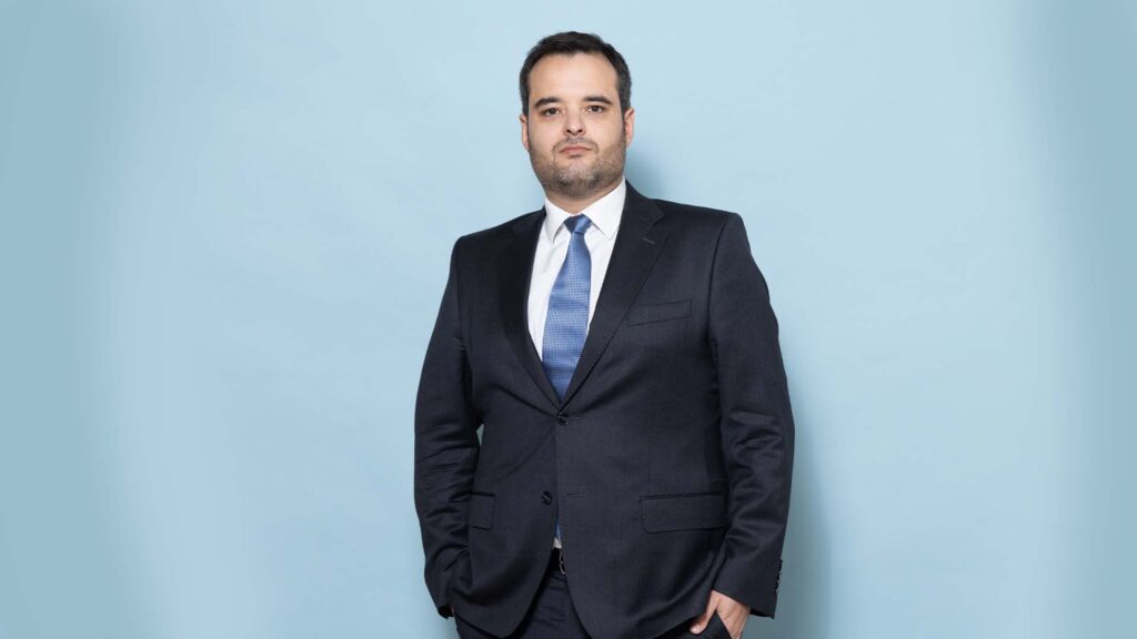 Ricardo Rocha authors opinion article on the risks of health advertising by influencers