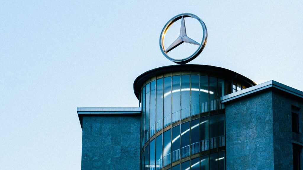Abreu Advogados advises Mercedes-Benz AG on the disposal of its commercial vehicles business in Portugal